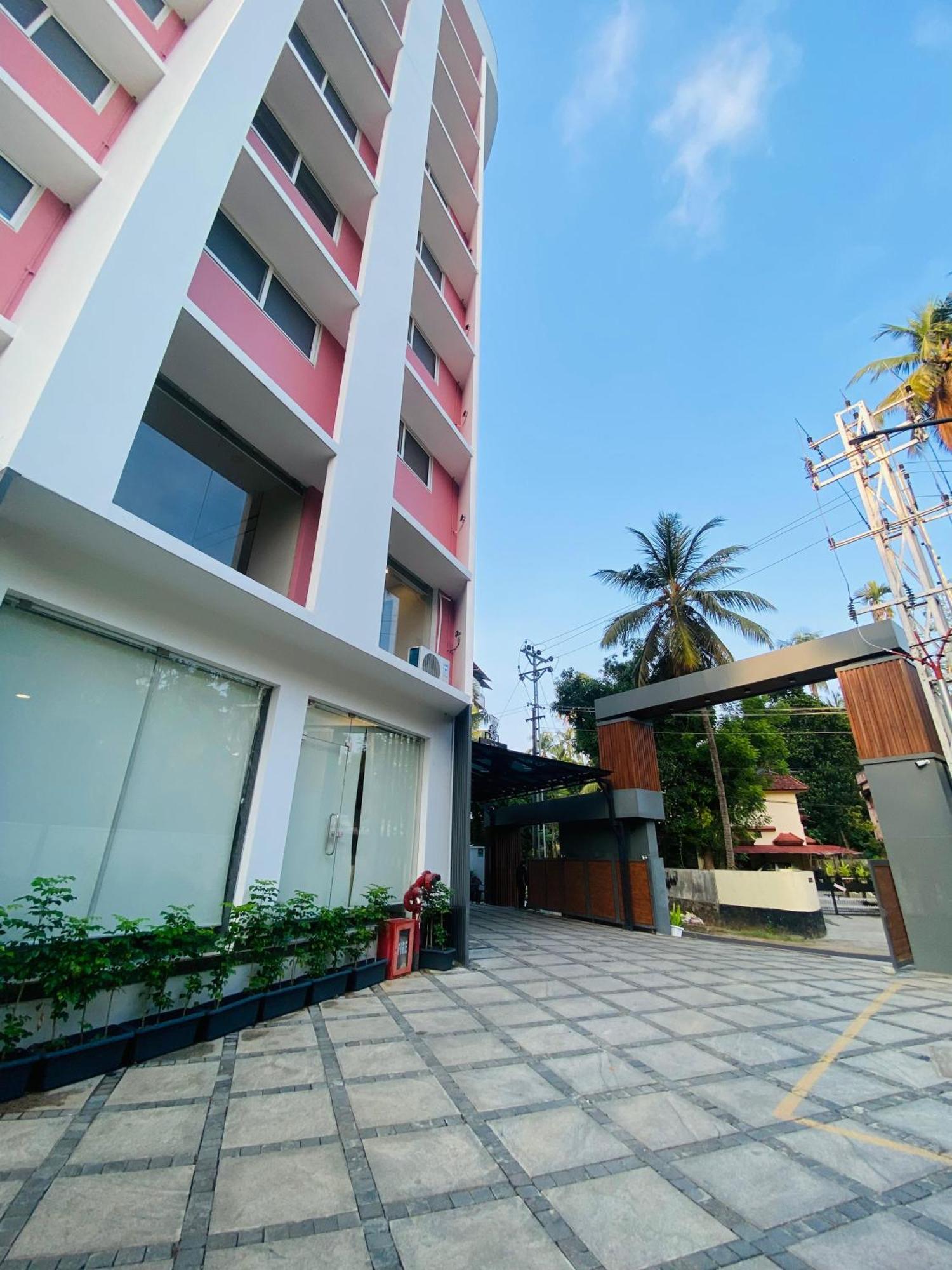 The Habitat Suites Guruvāyūr Εξωτερικό φωτογραφία
